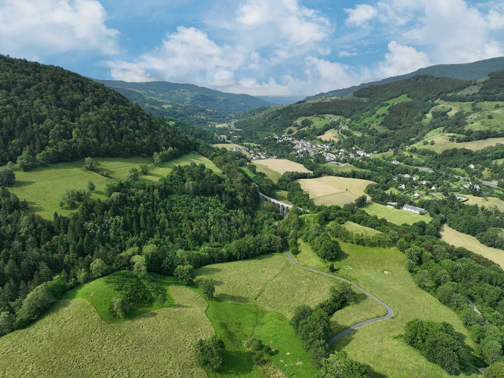 Vue de la vallée et du viaduc sur la commune de Saint-Jacques-des-Blats dans le Cantal 