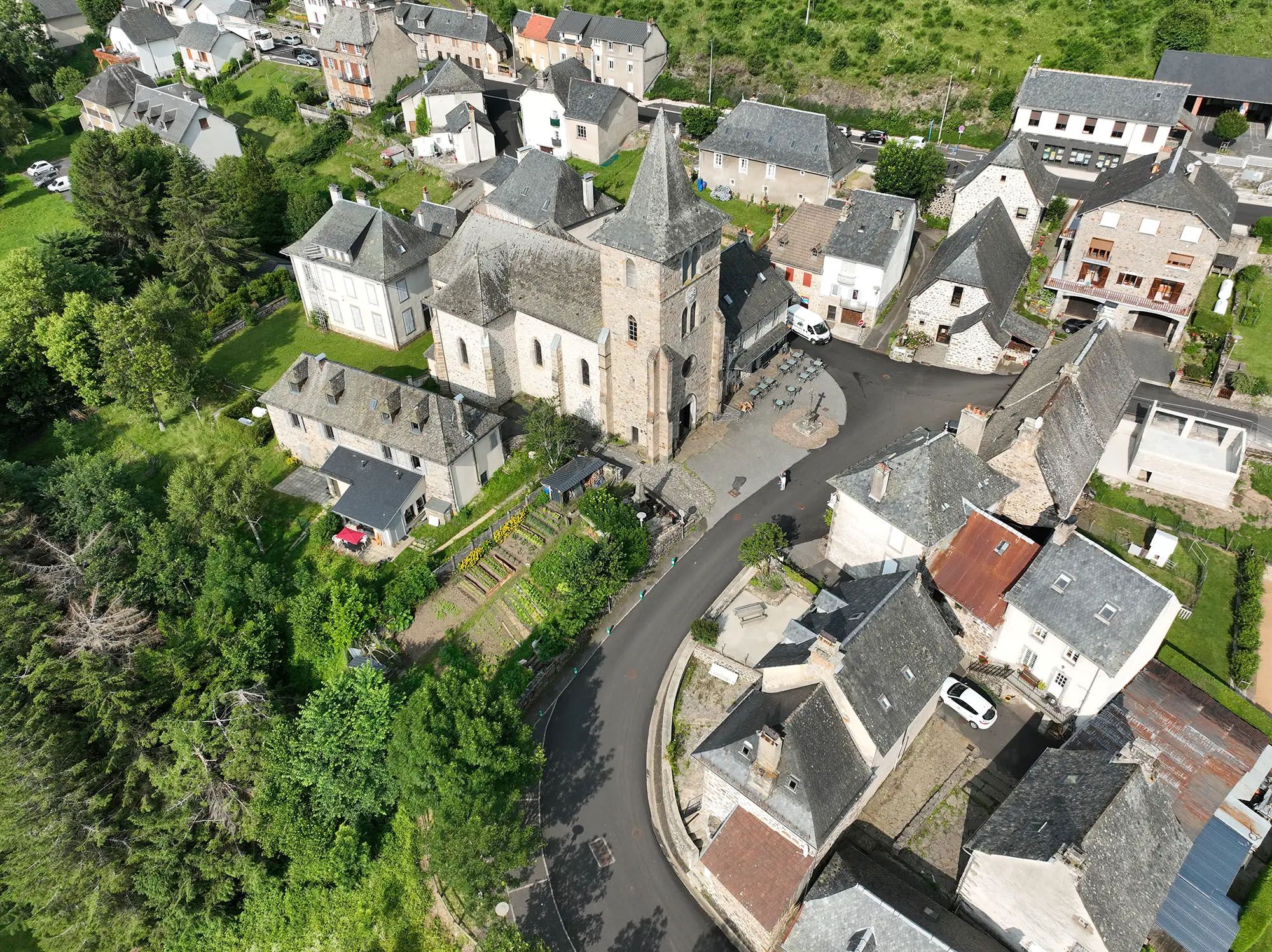 Vue de drone de la place de l'église de la commune de Saint-Jacques-des-Blats dans le Cantal