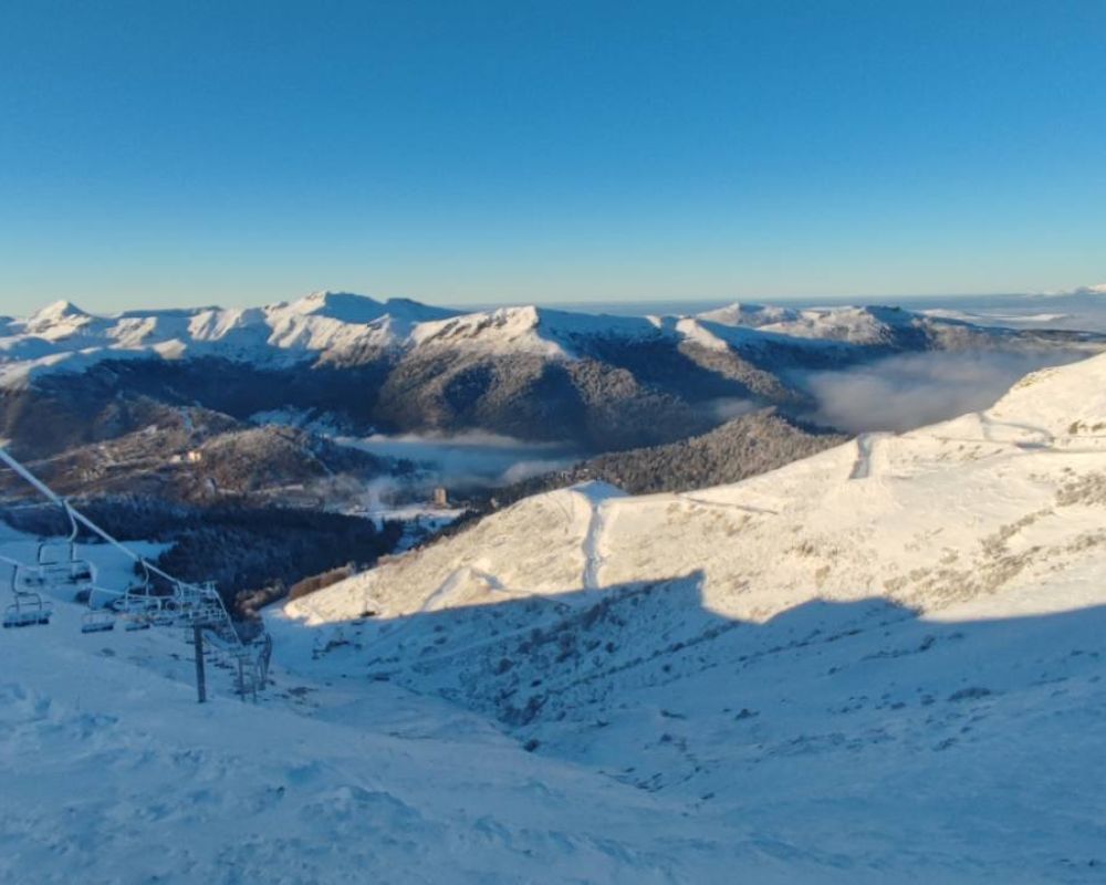 Station de ski du Lioran situé près de Saint-Jacques-des-Blats dans le Cantal depuis le Plomb du Cantal