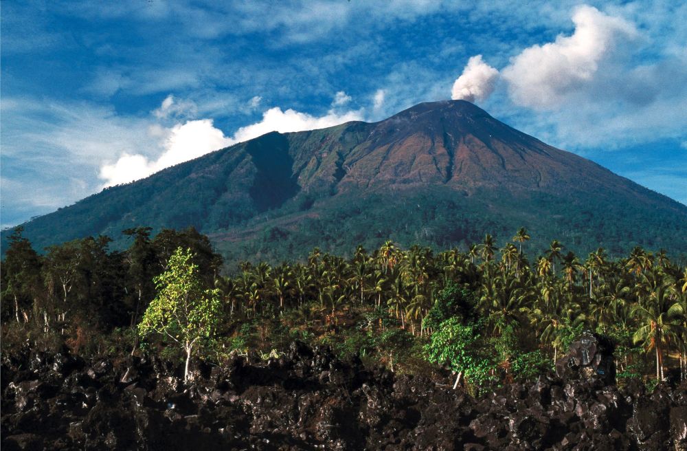 Strato-volcan Gama Lama, Ternate, Moluques, Indonésie © Frédéric Lécuyer