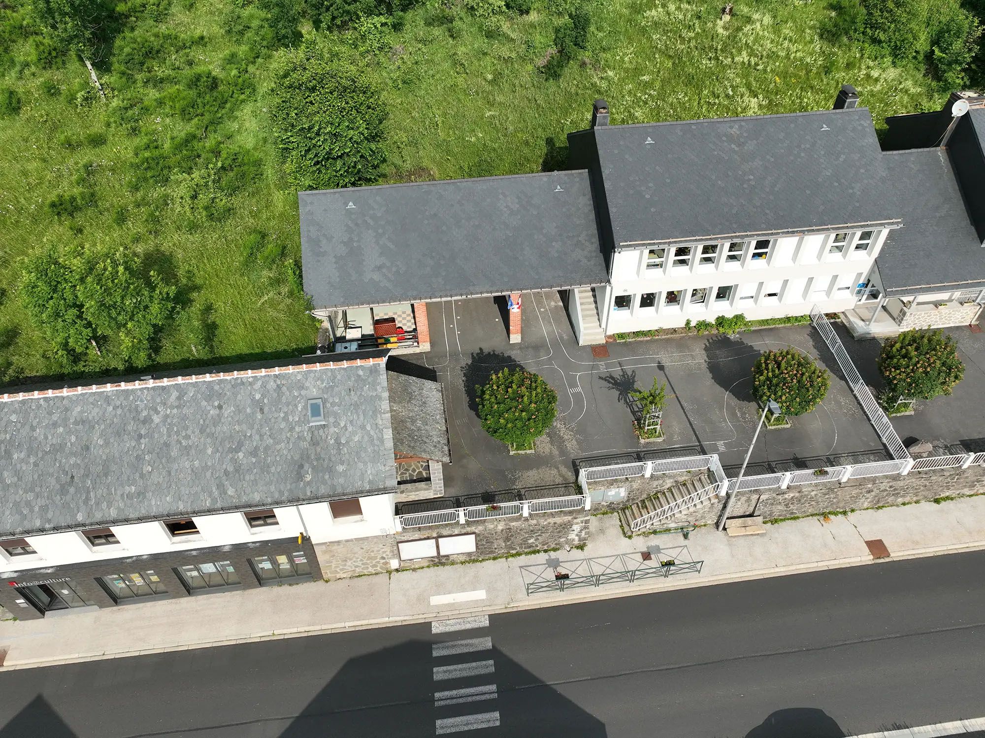 Vue de drone de l'école maternelle de Saint-Jacques-des-Blats