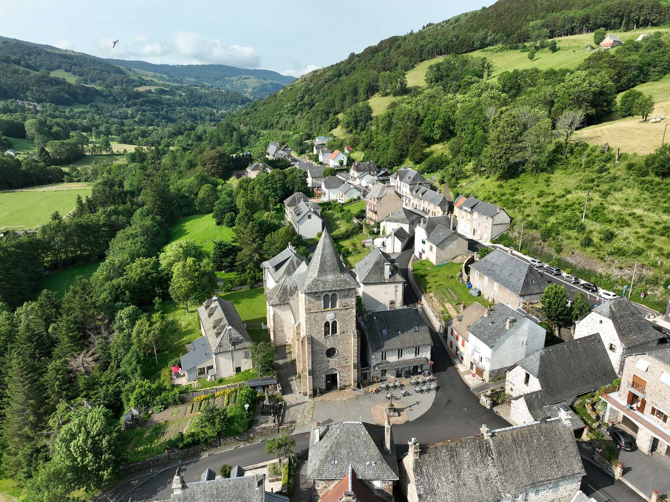 Vue de drone de la place de l'église à Saint-Jacques-des-Blats