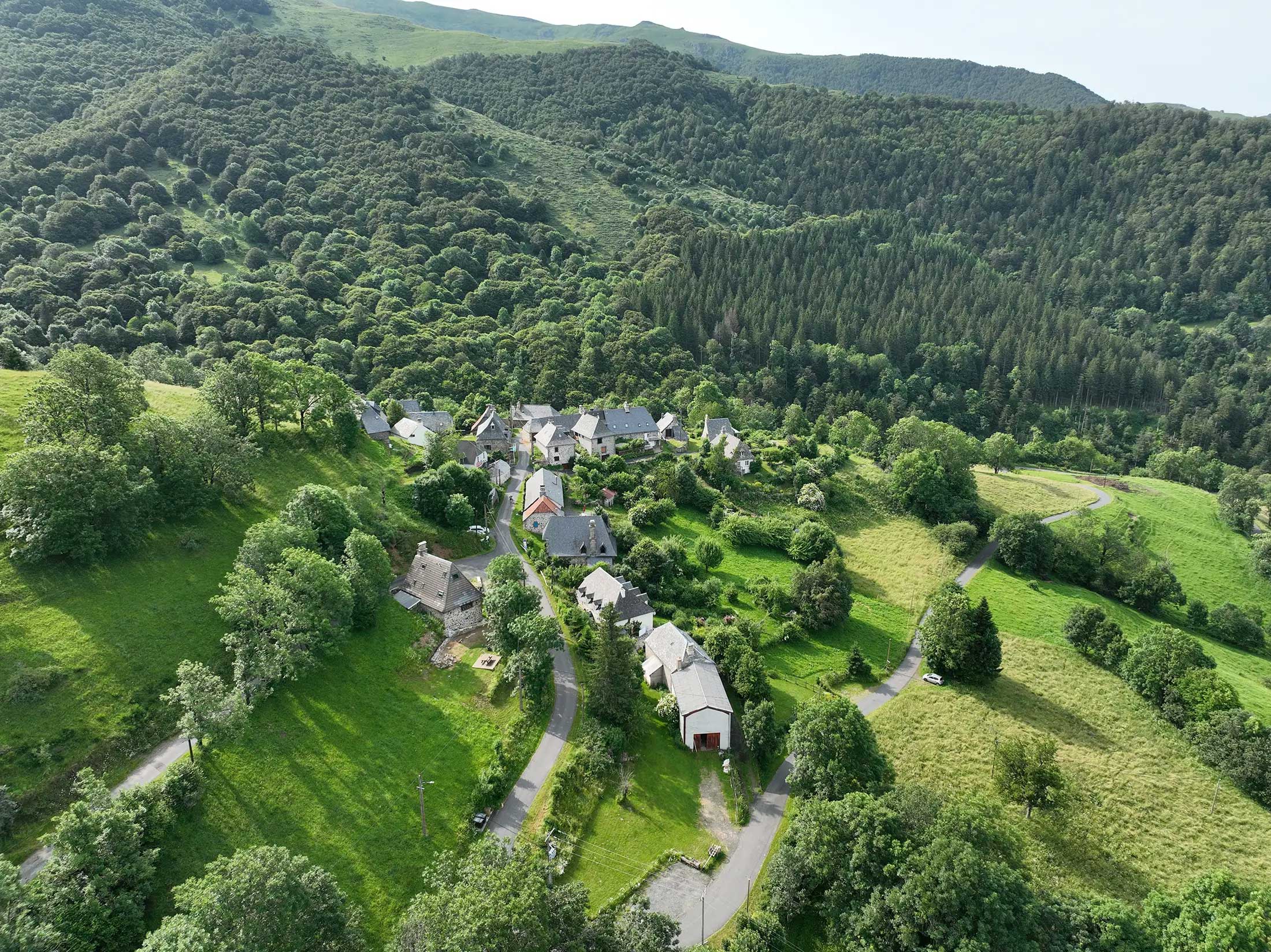 Vue du village les Chazes sur la commune de Saint-Jacques-des-Blats