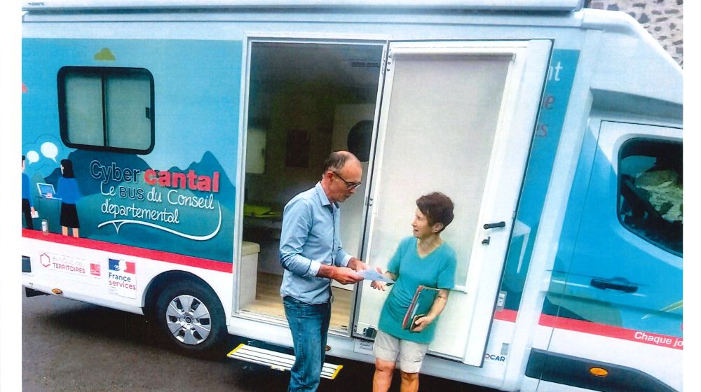 Durant le dernier trimestre 2026, le "CyberCantal - le bus" assure des permanences deux jeudis par mois à Saint-Jacques-des-Blats.