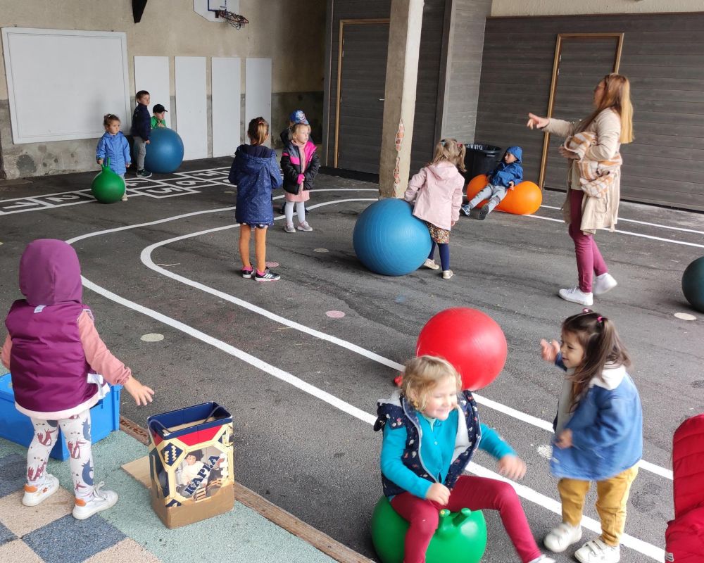Préau de l'école maternelle de Saint-Jacques-des-Blats