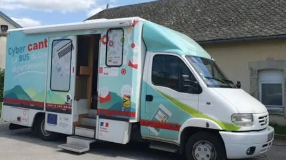 Durant le dernier trimestre 2026, le "CyberCantal - le bus" assure des permanences deux jeudis par mois à Saint-Jacques-des-Blats.