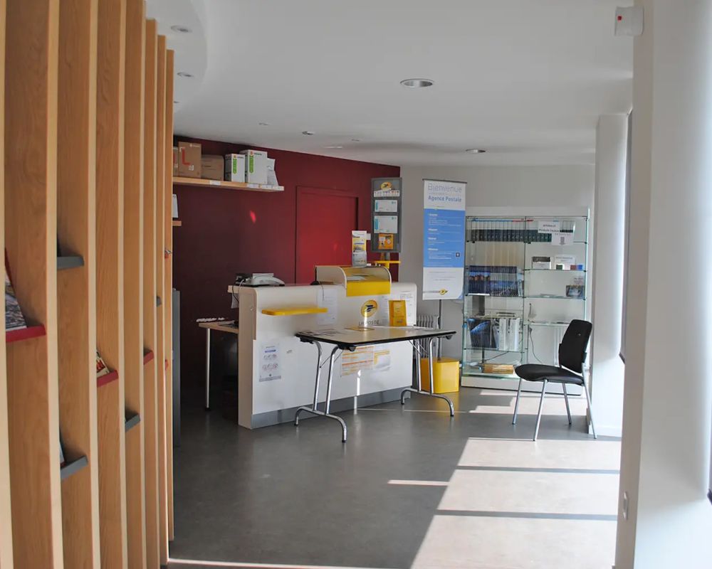 Intérieur de l'agence postale de Saint-Jacques-des-Blats