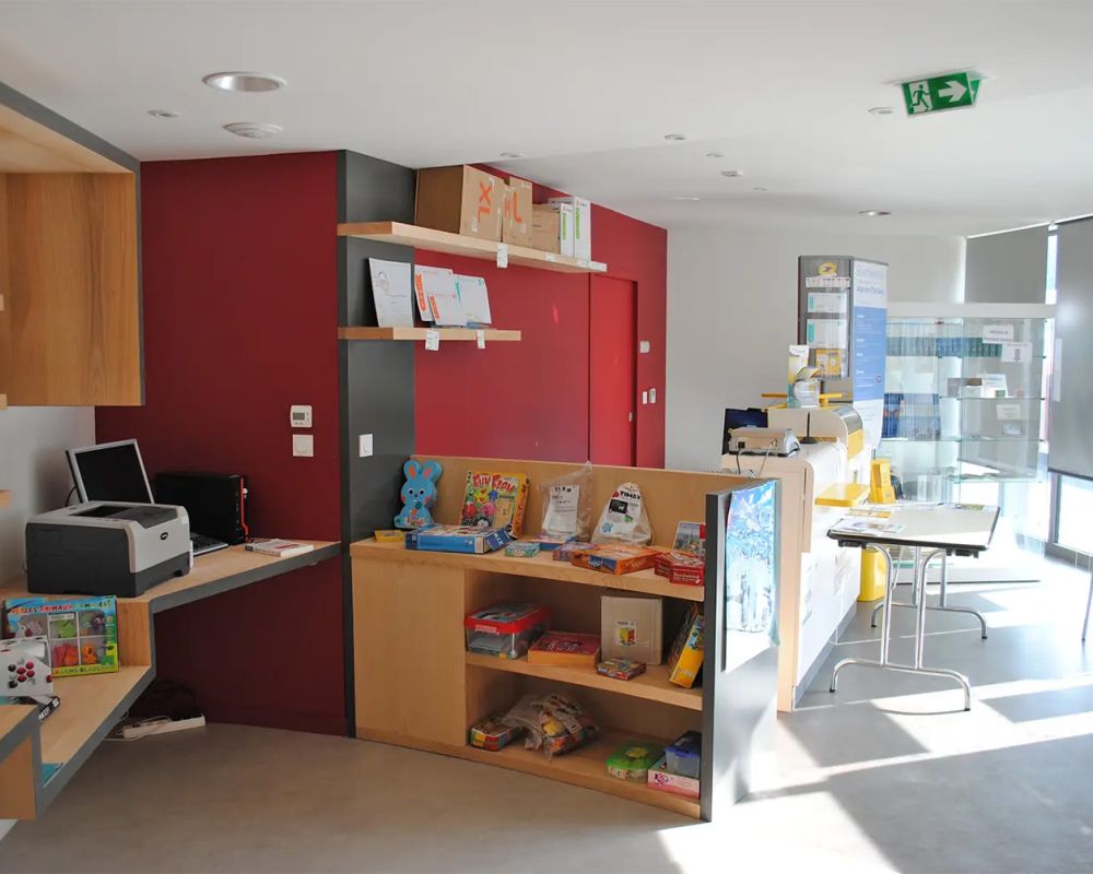 Intérieur de l'agence postale 