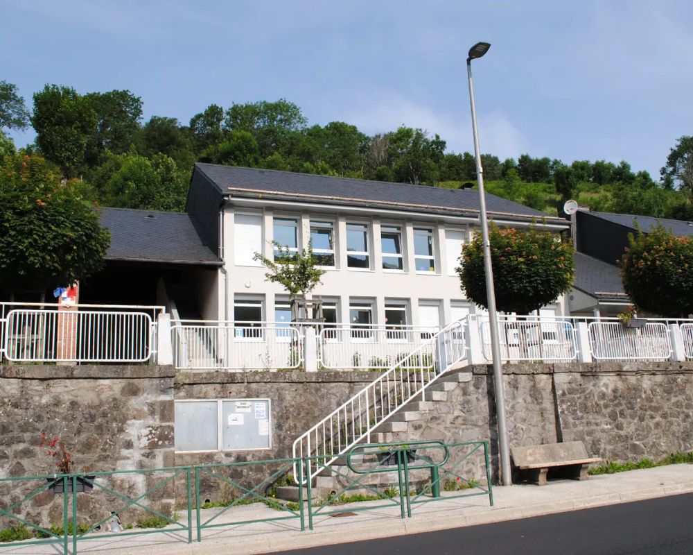 Ecole de Saint-Jacques-des-Blats dans le Cantal vue depuis la route nationale 