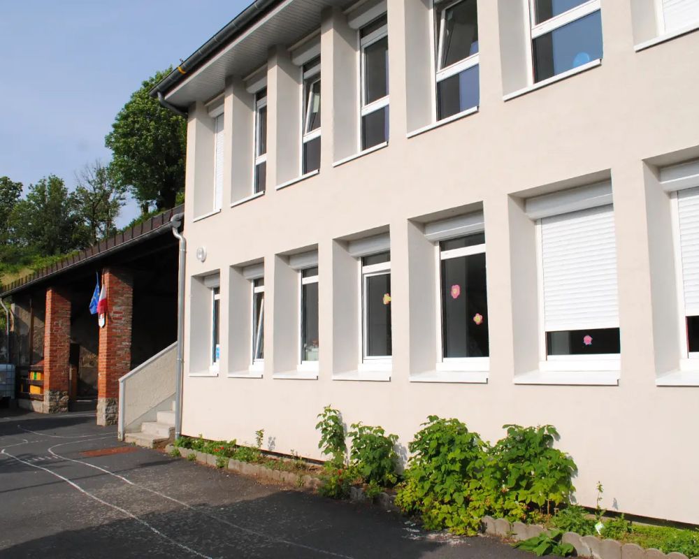 Vue extérieure de l'école maternelle de Saint-Jacques-des-Blats